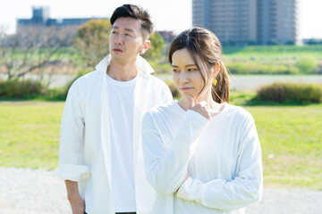 Obraz premium 夫を疑う妻と疑惑を向けられる夫（男女トラブルイメージ）