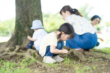 公園で遊ぶ子供たち