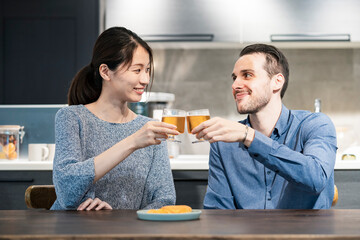 ビールで乾杯する若い男女