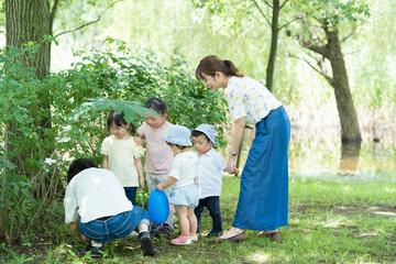 公園で遊ぶ子供たち