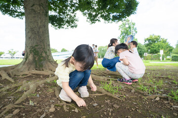 Fototapeta premium 公園で遊ぶ子供たち