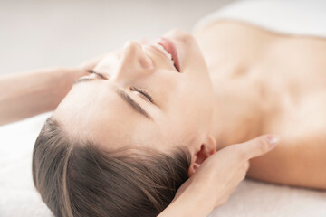 Fototapeta premium エステサロンで首をマッサージされる若い女性