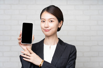 スマートフォンを操作するビジネスウーマン