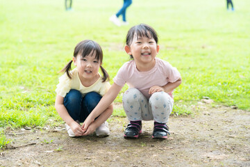 Fototapeta premium 公園でどんぐり拾いをする子供たち