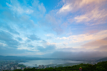 諏訪湖（日本・長野）の早朝の風景
