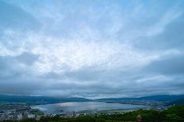 諏訪湖（日本・長野）の早朝の風景