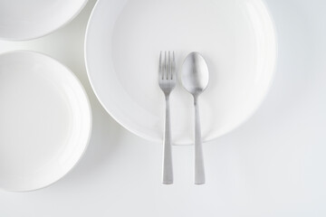 白いお皿・フォーク・スプーン