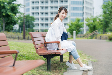 マイバッグを持ってショッピングに出かける女性