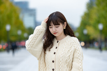悩める若い女性