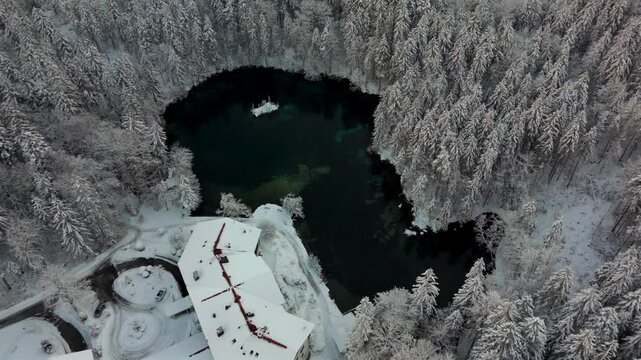 Badersee kleiner Bergsee in Grainau bei Garmisch-Partenkirchen, Deutschland Luftaufnahme im Winter. Mountain lake in Greinau with crystal-clear water of emerald green color, aerial view in winter. 