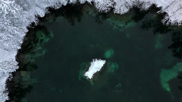 Badersee kleiner Bergsee in Grainau bei Garmisch-Partenkirchen, Deutschland Luftaufnahme im Winter. Mountain lake in Greinau with crystal-clear water of emerald green color, aerial view in winter. 
