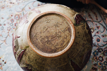 古い壺の裏側