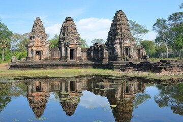 Fototapeta premium Ancient Asia: Exploring Preah Khan, a Decrepit Ancient Building in the Cambodian Jungle