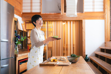趣味のホームベーカリーで食パンを作る50代女性 © folyphoto
