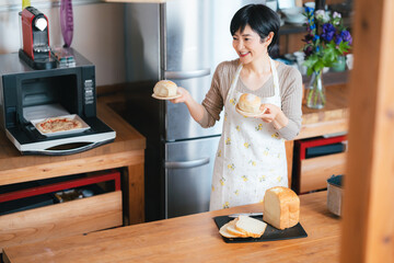 趣味のホームベーカリーで食パンを作る50代女性