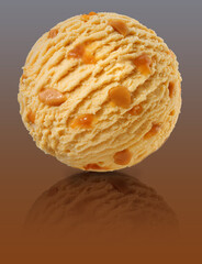 Karamell Eiskugel mit Stuecken, Eiscreme, isoliert, Eiskugel, Karamellsauce, 