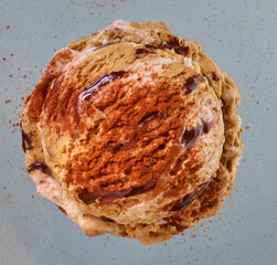 Mocha Eiskugel mit Schokolade durchzogen gestrudelt, Eiskugel, Eisdiele, isoliert, Eiscreme, 