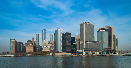 Obraz premium Panorámica de la ciudad de Nueva York desde Staten Island, USA. Rascacielos del distrito financiero al sur de la Isla de Manhattan.