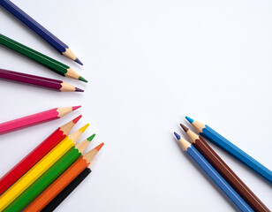 Naklejka premium A set of colored pencils arranged in a circular pattern on a blank white surface.