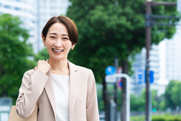 Fototapeta premium カジュアルスーツを着た若い女性 ビジネスイメージ