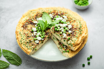 frittata omelette aux oeufs, petits pois, fêta et menthe