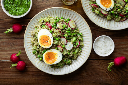 salade fraiche fa&ccedil;on taboul&eacute; de petits pois, concombre, radis, quinoa, pesto de fanes de radis et oeufs mollets