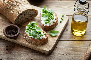 encas tartines de pain au fromage ricotta, basilic et petits pois