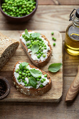 encas tartines de pain au fromage ricotta, basilic et petits pois