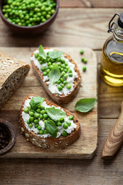 encas tartines de pain au fromage ricotta, basilic et petits pois