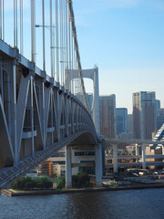 レインボーブリッジと高層ビル群