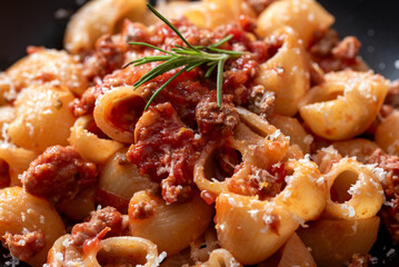 Pasta con ragù di salsiccia di maiale, cibo italiano 