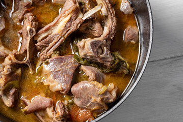 Pecora in cappotto, stufato di carne alla sarda, cibo italiano 