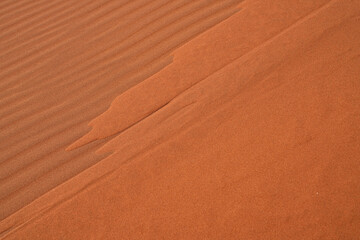 Beeindruckende Sandwüsten in der Namib am frühen Morgen mit fliessendem Sand an den Hängen der...