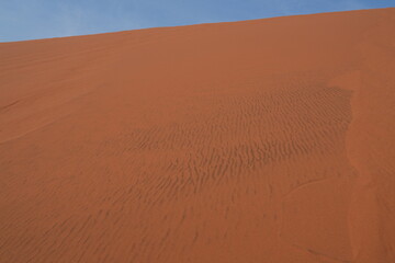 Beeindruckende Sandwüsten in der Namib am frühen Morgen