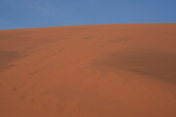 Beeindruckende Sandwüsten in der Namib am frühen Morgen