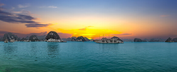 Fototapeta premium Halong Ha Long Bay Hanoi this Vietnamese wonder is littered with mountains and Rock cliffs popping out of the ocean, lush green mountains in Vietnam