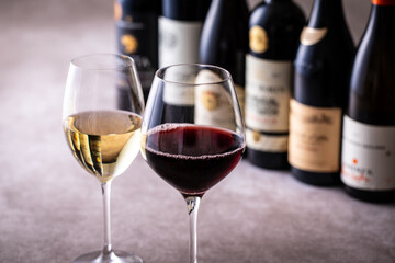 レストランでワインを飲む 