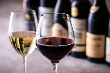 レストランでワインを飲む 