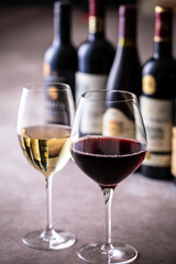 レストランでワインを飲む 