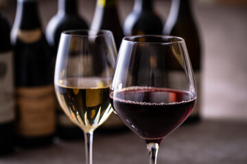 レストランでワインを飲む 
