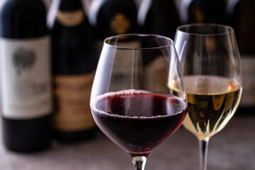 レストランでワインを飲む 
