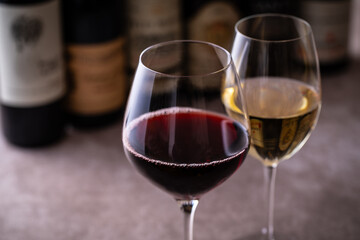 レストランでワインを飲む 
