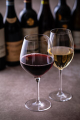 レストランでワインを飲む 
