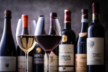 レストランでワインを飲む 