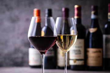 レストランでワインを飲む 