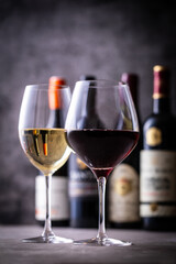 レストランでワインを飲む 