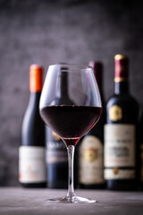 レストランでワインを飲む 