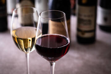 レストランでワインを飲む 