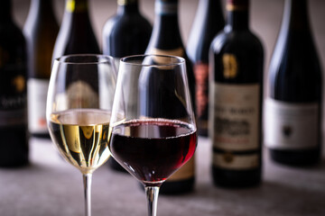 レストランでワインを飲む 