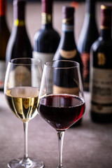 レストランでワインを飲む 